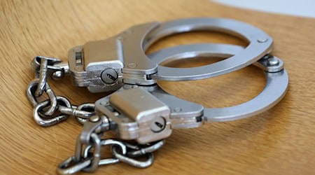 In Leipzig ist vergangene Woche ein 39-Jähriger unter anderem wegen des Verdachts auf Kindesmissbrauch verhaftet worden. (Symbolbild) / Foto: Bernd Wüstneck/dpa