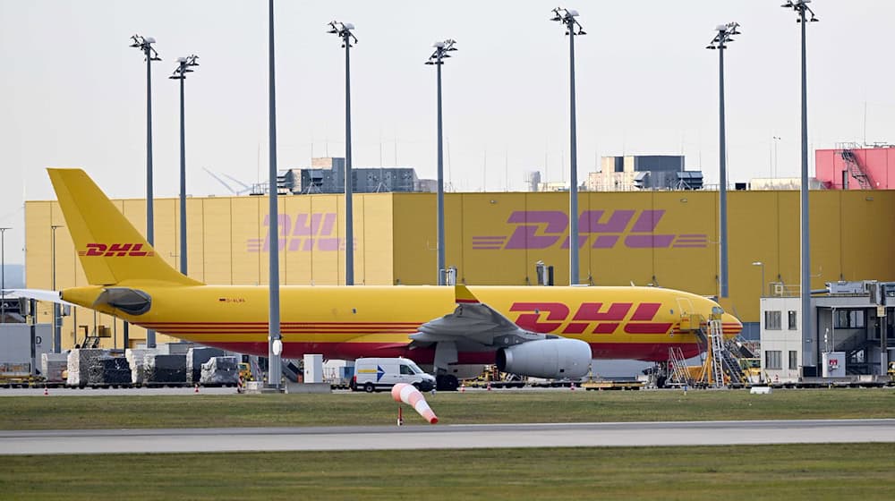 Die Gewerkschaft Verdi hat die Beschäftigten des DHL-Frachtdrehkreuzes in Leipzig zum dreitägigen Streik aufgerufen. (Archiv-Symbolfoto) / Foto: Hendrik Schmidt/dpa