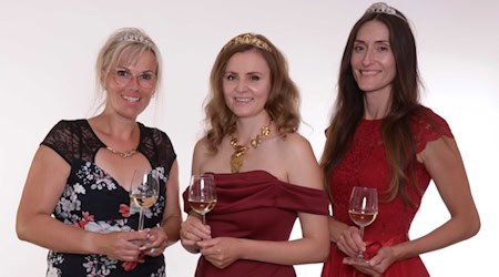 Weinprinzessin Antje Peschel, Weinkönigin Ivanna Wübken, Weinprinzessin Janine Merkel (v.l.n.r.). Foto: Foto Kahle/Weinbaugemeinschaft
