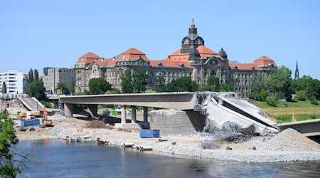 Am Ufer vor der Staatskanzlei stürzte beim Abbruch am Nachmittag ein weiterer Abschnitt der Carolabrücke. / Foto: Robert Michael/dpa