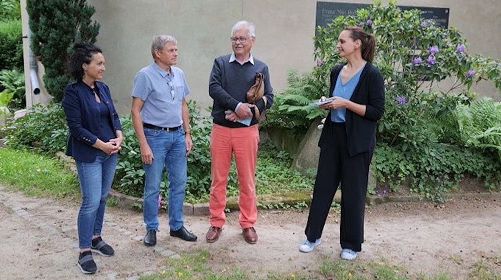 Die Leiterin der Tourist-Information Christina Czach im Gespräch mit den Keramikexperten Dr. Ullrich Knüpfer und Dr. Reinhard sowie Kulturreferentin Sara Engelmann (v.l.n.r.) auf dem Alten Johannesfriedhof in Meißen-Cölln - einer Station der Keramik-Tour. Foto: Stadt Meißen