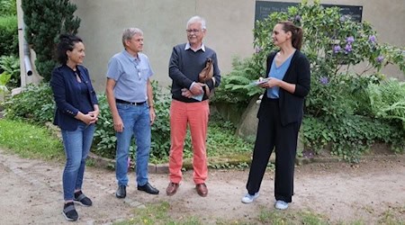 Die Leiterin der Tourist-Information Christina Czach im Gespräch mit den Keramikexperten Dr. Ullrich Knüpfer und Dr. Reinhard sowie Kulturreferentin Sara Engelmann (v.l.n.r.) auf dem Alten Johannesfriedhof in Meißen-Cölln - einer Station der Keramik-Tour. Foto: Stadt Meißen