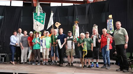Übergabe des Staffelstabes an die Große Kreisstadt Großenhain. – Foto: © Kurort Jonsdorf, Sabine Stannek