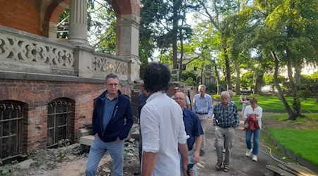 Radebeuler CDU-Mitglieder besuchen die Baustelle der Villa Kolbe. Foto: CDU