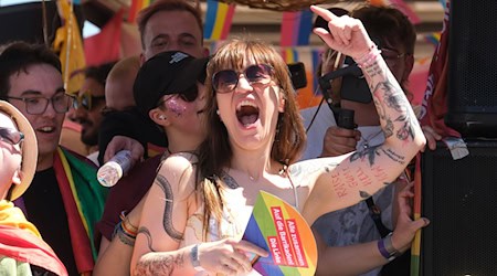 Heidi Reichinnek, Fraktionsvorsitzende der Linken im Bundestag, beim CSD in Leipzig. / Foto: Sebastian Willnow/dpa