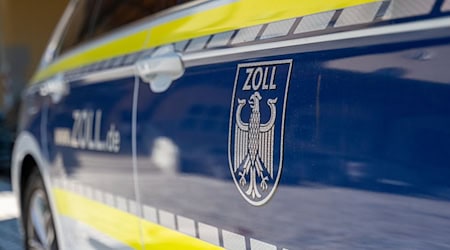 Zöllner finden über 124.000 Euro im Kofferraum eines Autos. (Symbolbild) / Foto: Leonie Asendorpf/dpa