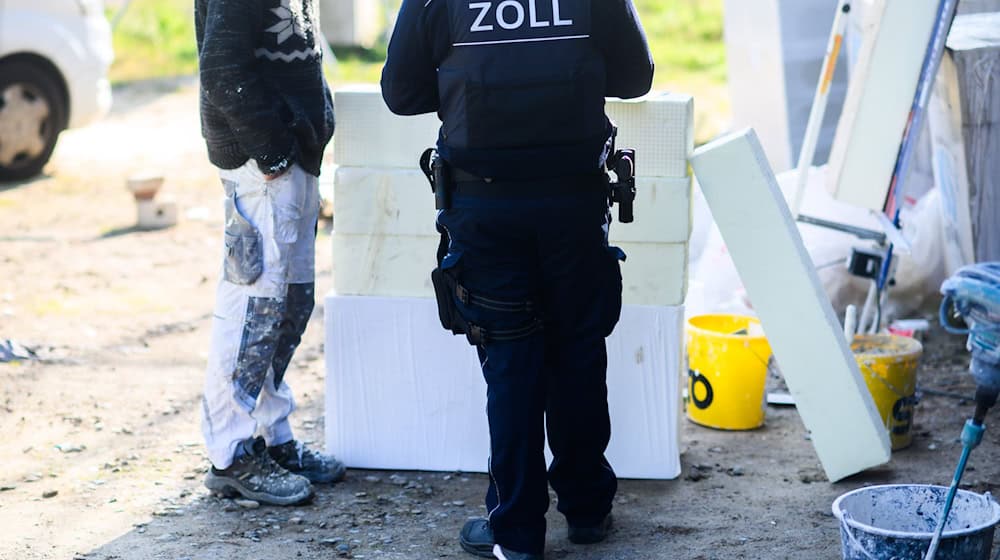 Die Finanzkontrolle Schwarzarbeit hat auf mehreren Baustellen Unregelmäßigkeiten festgestellt. (Symbolbild) / Foto: Julian Stratenschulte/dpa