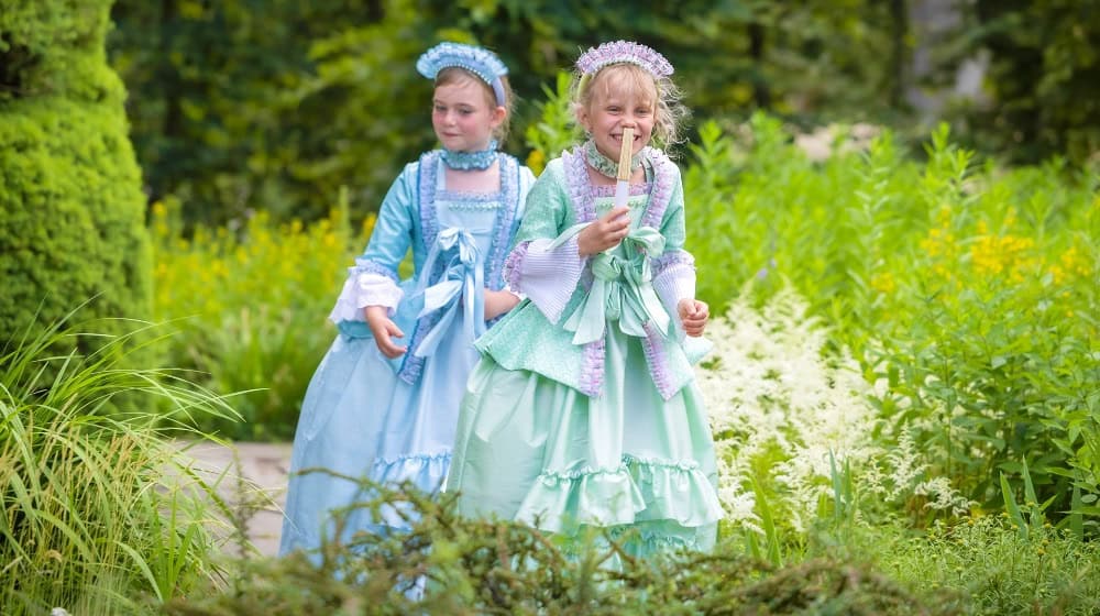 Mit Kostüm im Schlosspark Pillnitz. Foto: Sylvio Dittrich