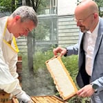 Rico Heinzig (links) und Thomas Kralinski (rechts) bei der Honigernte im Innenhof des SMWA (Bild: Thomas Wolf)