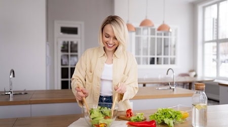 Achtsame Ernährung beginnt mit bewussten Gewohnheiten – und frischen Zutaten. / Bild: freepik.com