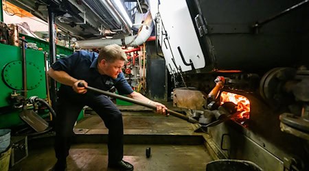 Maschinisten und Heizer bei der Sächsischen Dampfschifffahrt müssen an heißen Tagen viel wegstecken. / Foto: Robert Michael/dpa