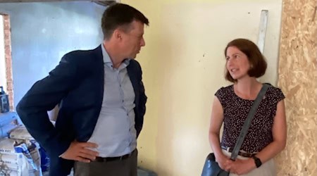 Bürgermeister Markus Renner im Gespräch mit Frau Dr. med. Janine Stelzmann in der im Bau befindlichen Arztpraxis zum Thema medizinische Versorgung in Meißen. Foto: Stadt Meißen