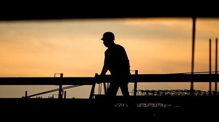 In Sachsen sind noch 8.000 Lehrstellen unbesetzt. In manchen Berufsbildern - etwa in der Baubranche - herrscht Bewerbermangel. (Symbolbild) / Foto: Julian Stratenschulte/dpa