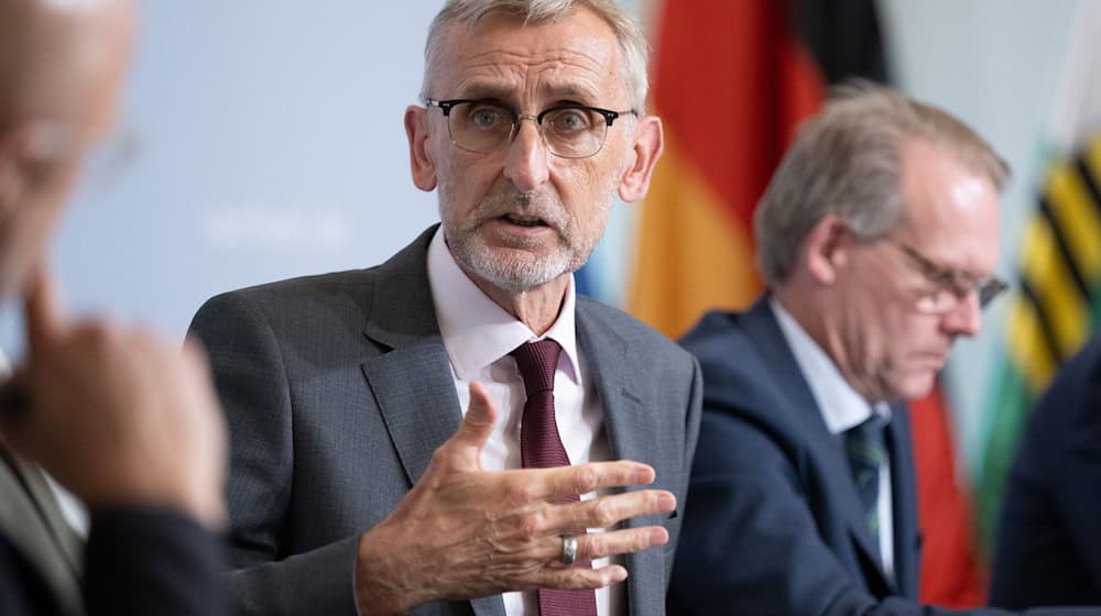 El ministro del Interior, Armin Schuster, aboga por examinar caso por caso a los futuros funcionarios que tengan dudas sobre su lealtad a la Constitución (foto de archivo).  / Foto: Sebastian Kahnert/dpa