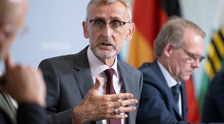 El ministro del Interior, Armin Schuster, aboga por examinar caso por caso a los futuros funcionarios que tengan dudas sobre su lealtad a la Constitución (foto de archivo).  / Foto: Sebastian Kahnert/dpa