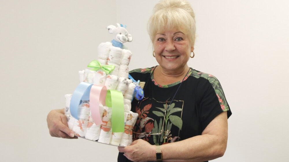 Andrea Rehn mit Windeltorte (Bild: Sabine Mutschke)