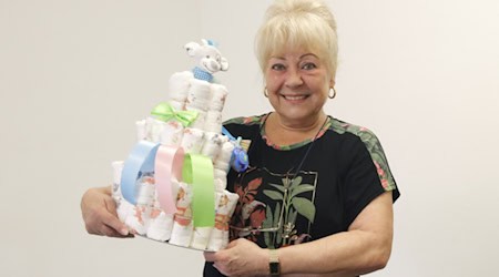 Andrea Rehn mit Windeltorte (Bild: Sabine Mutschke)