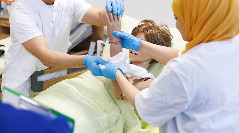 Vor allem aus dem Gesundheitsbereich, bei der Pflege und Ärzten, kamen die meisten Anträge auf Anerkennung. (Symbolbild) / Foto: Friso Gentsch/dpa