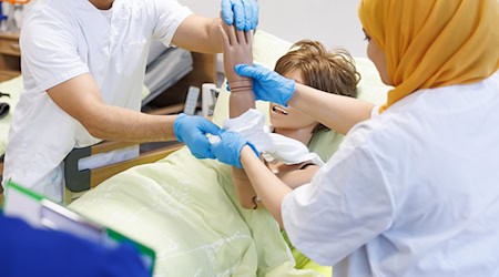 Vor allem aus dem Gesundheitsbereich, bei der Pflege und Ärzten, kamen die meisten Anträge auf Anerkennung. (Symbolbild) / Foto: Friso Gentsch/dpa