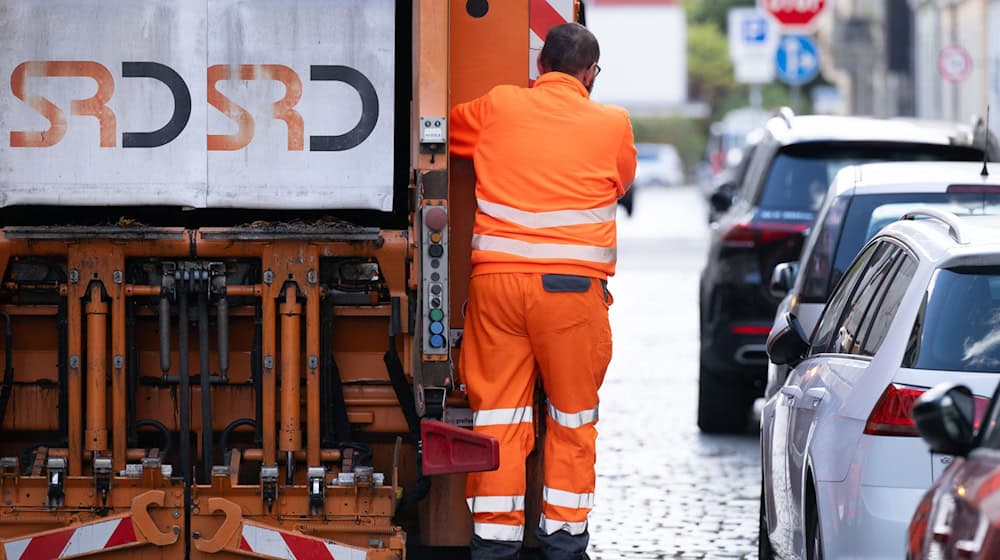 Der verunglückte 23-Jährige wurde per Rettungshubschrauber in eine Klinik gebracht (Symbolbild). / Foto: Sebastian Kahnert/dpa