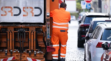 Der verunglückte 23-Jährige wurde per Rettungshubschrauber in eine Klinik gebracht (Symbolbild). / Foto: Sebastian Kahnert/dpa