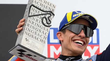 Siegerlächeln: Marc Márquez gilt als König des Sachsenrings. / Foto: Robert Michael/dpa