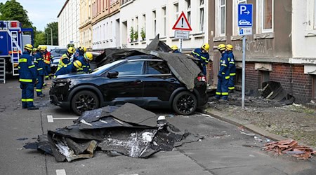 Autos durch herabfallende Dachteile in Leipzig beschädigt