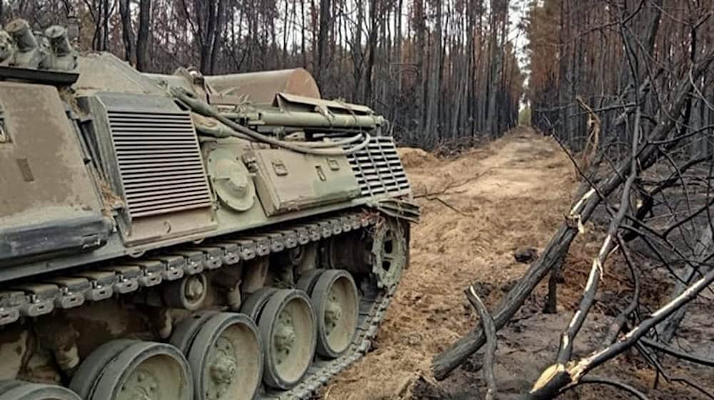 Ein Bergepanzer der Bundeswehr im Einsatz beim Brand in der Gohrischheide im Juni 2022.  Foto: Feuerwehr Zeithain
