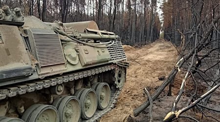 Ein Bergepanzer der Bundeswehr im Einsatz beim Brand in der Gohrischheide im Juni 2022.  Foto: Feuerwehr Zeithain