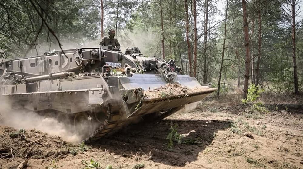 Ein Bergepanzer Büffel der Bundeswehr im Einsatz beim Brand in der Gohrischheide.  Foto: Bundeswehr