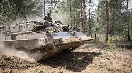 Ein Bergepanzer Büffel der Bundeswehr im Einsatz beim Brand in der Gohrischheide.  Foto: Bundeswehr