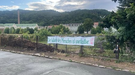 Banner am Ort des Brandanschlages. Foto : Buntes Meißen