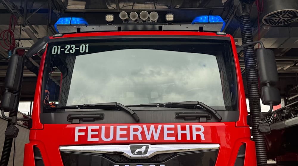 Der Bungalow stand komplett in Flammen. (Symbolbild) / Foto: Sabina Crisan/dpa