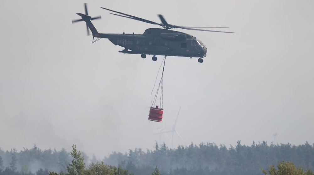 Unterstützung aus der Luft soll mit dem ersten Licht den Kräften am Boden zu Hilfe kommen.  / Foto: Sebastian Kahnert/dpa