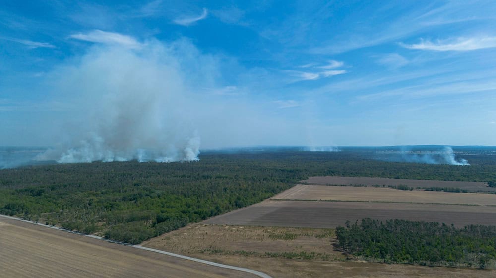 Das Feuer in der Gohrischheide hat sich bisher nicht von Sachsen auf Brandenburg ausgebreitet.  / Foto: Daniel Wagner/dpa