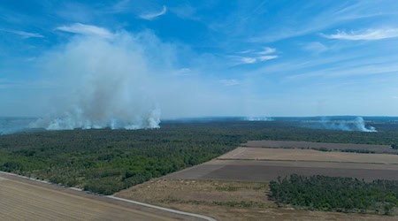 Das Feuer in der Gohrischheide hat sich bisher nicht von Sachsen auf Brandenburg ausgebreitet.  / Foto: Daniel Wagner/dpa