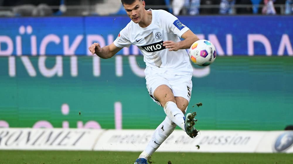 Přichodnje za Eintracht Braunschweig při bulu: Frederik Jäkel (w trikoće SV Elversberg) / Foto: Uli Deck/dpa