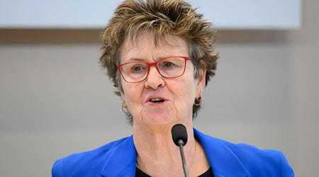 Sachsens BSW-Chefin sieht den Sozialstaat in Deutschland durch massive Aufrüstung gefährdet. (Archivbild) / Foto: Robert Michael/dpa