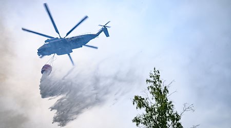 Die Bundeswehr hat bisher rund eine Million Liter Löschwasser abgeworfen. / Foto: Robert Michael/dpa