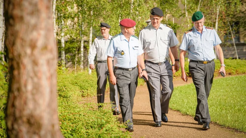 Die Generale mit Oberst Popielas (vorn l.) zu Besuch in Dresden. Foto: Bundeswehr/Riedel