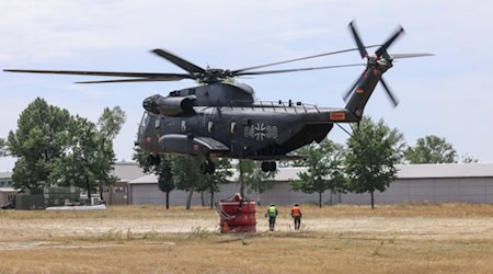 Zeithain: Ein Sikorsky CH-53 der Bundeswehr im Kampf gegen die Flammen.  Er kann rund 4.000 Liter Wasser transportieren. Foto: Bundeswehr