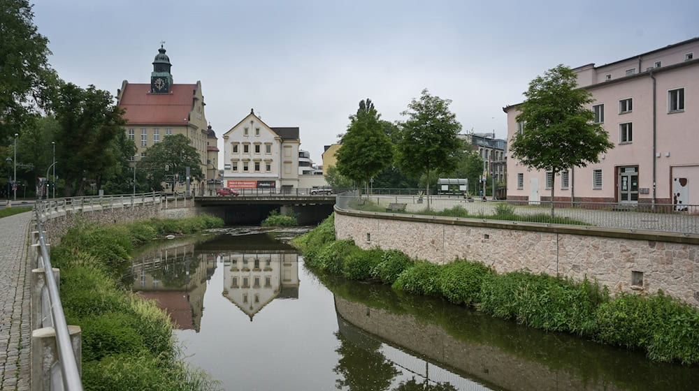 Niskich wodowych stawow a trajaceje suchoty dla zakazuje město Kamjenica wotewzaće wody k swójskej potrjebje. Zakaz płaći hač do inkluziwnje 31. oktobra, město zdźěli. (Archivbild) / Foto: Heiko Rebsch/dpa