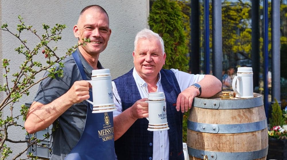 Wolhl bekomms: Meißens Landrat Ralf Hänsel mit Braumeister Andreas Heitmann. Foto: Norbert Rogge