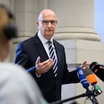 Brandenburgs Ministerpräsident Dietmar Woidke (SPD) hält eine größere Entlastung durch den Bund bei der Zahlung von DDR-Sonderrenten für notwendig. / Foto: Bernd von Jutrczenka/dpa