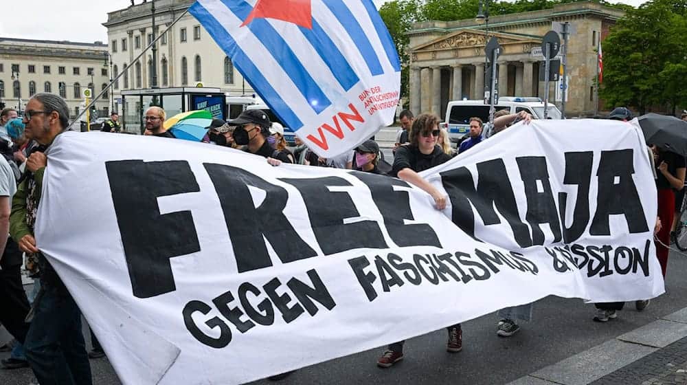 Eine Demonstration «Free Maja» linker Gruppen fordert die Rückholung von Maja T. aus Ungarn. / Foto: Jens Kalaene/dpa
