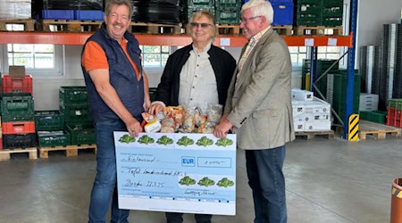 Stephan Trutschler (Landesvorsitzender Tafel Sachsen e.V.), Wolfgang Schaller (Kabarettist) und Dietmar Haase (Landeslogistiker Tafel Sachsen e.V.) - Foto: meeco Communication Service)