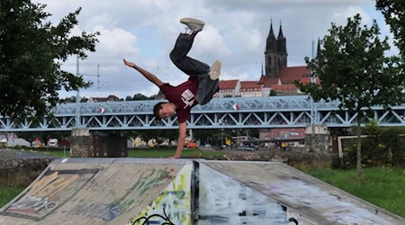 Nachwuchstalent Till von der Anneli-Marie-Stiftung zeigt beim Pressetermin einige Moves. Foto: Stadt Meißen