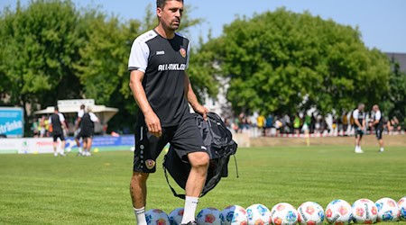 Dynamo coach Thomas Stamm was sent off during the preparation match against Ried. / Photo: Robert Michael/dpa