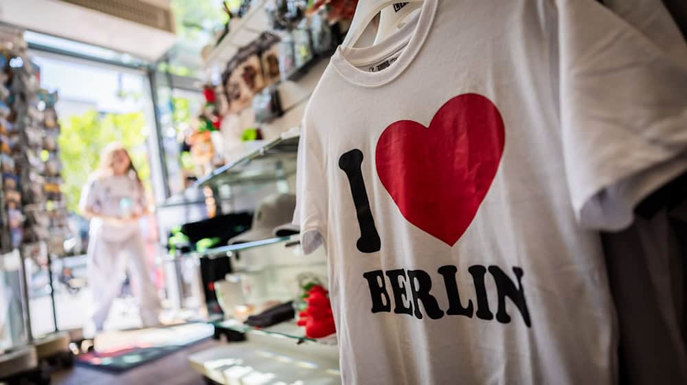 The combination of "I" and a heart can be found on many T-shirts.  / Photo: Christoph Soeder/dpa