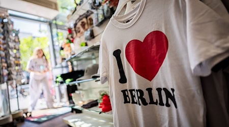The combination of "I" and a heart can be found on many T-shirts.  / Photo: Christoph Soeder/dpa